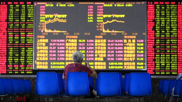 Инвестор изучает биржевую информацию в брокерской фирме в Шанхае - 俄罗斯卫星通讯社
