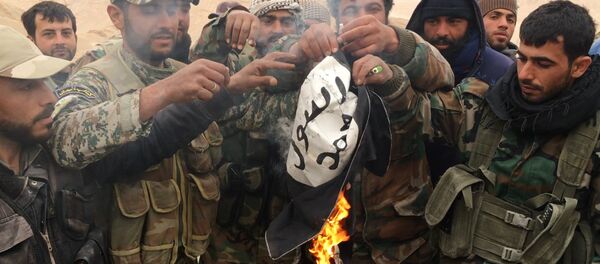 敘利亞政府軍摘掉巴爾米拉古城堡上的IS旗幟 敘利亞政府軍摘掉巴爾米拉古城堡上的IS旗幟 - 俄羅斯衛星通訊社