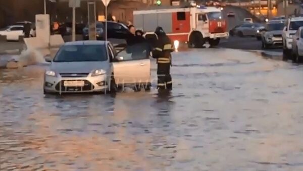 真正的紳士！俄緊急情況部工作人員抱起女孩穿過大水淹沒的街 - 俄羅斯衛星通訊社