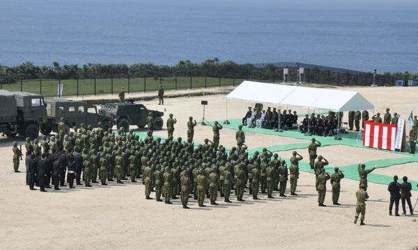 与那国岛军事基地启动仪式上的日本自卫队士兵 - 俄罗斯卫星通讯社