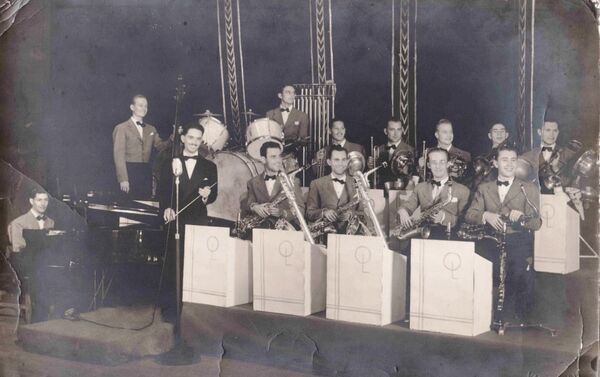 1941年，上海，音樂會前 - 俄羅斯衛星通訊社
