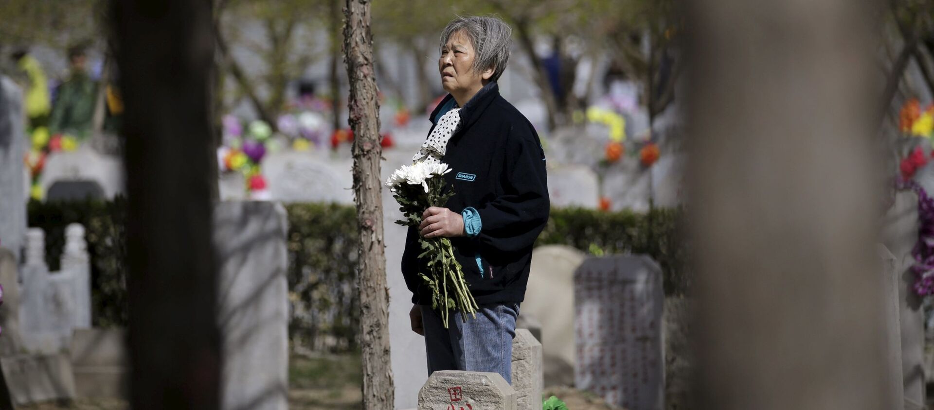 Женщина на кладбище Пекина во время праздника Цинмин - 俄羅斯衛星通訊社, 1920, 06.04.2021