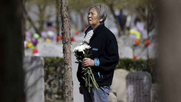 Женщина на кладбище Пекина во время праздника Цинмин - 俄羅斯衛星通訊社