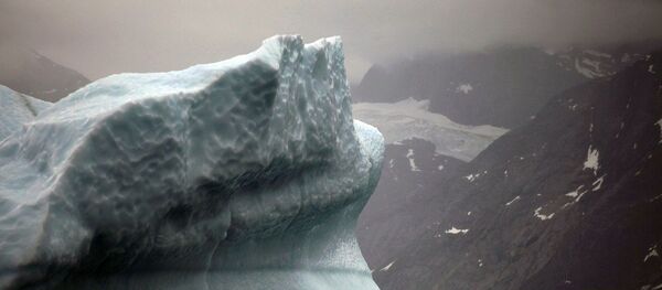 巨型冰山逼近格陵兰岛村庄 村庄恐被淹 - 俄罗斯卫星通讯社