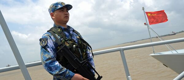 Военнослужащий ВМС Китая на палубе китайского военного корабля Военнослужащий ВМС Китая на палубе китайского военного корабля - 俄羅斯衛星通訊社