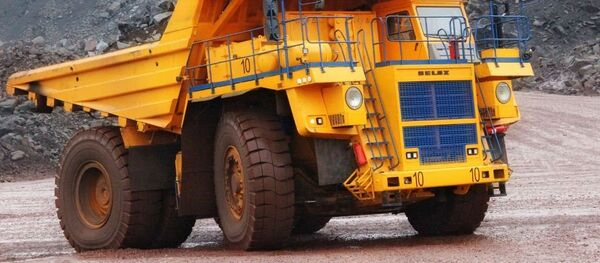 白俄卡車把轎車壓成“車餅” - 俄羅斯衛星通訊社