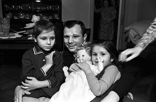 加加林与女儿们 - 俄罗斯卫星通讯社