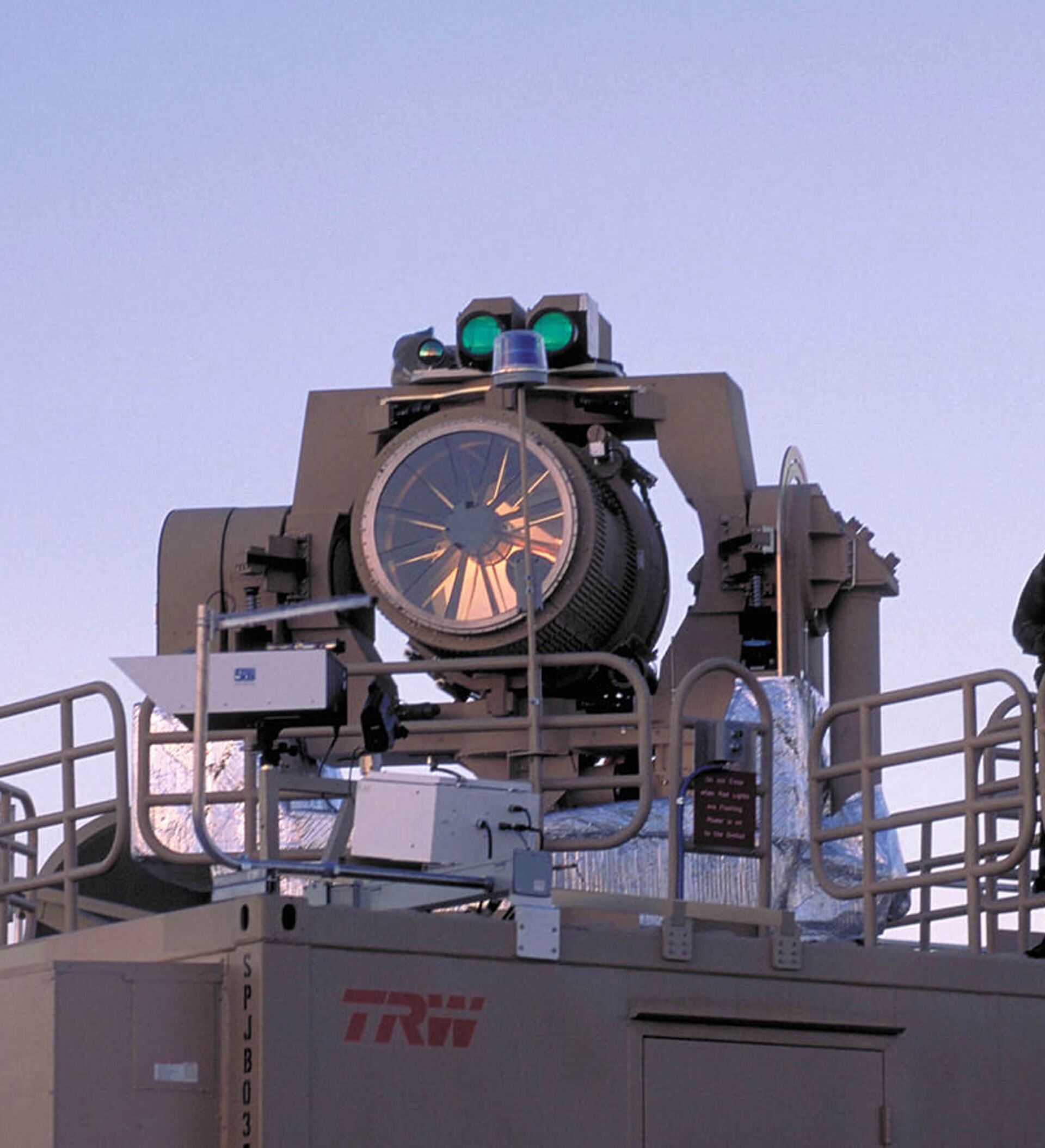 美陆军首款激光战车完成“战斗射击”测试 准备实战_手机新浪网