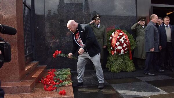 美國綜合格鬥手傑夫•蒙森(Jeff Monson)向列寧墓獻花 - 俄羅斯衛星通訊社