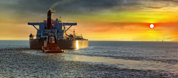 Танкер в море на фоне заката - 俄羅斯衛星通訊社