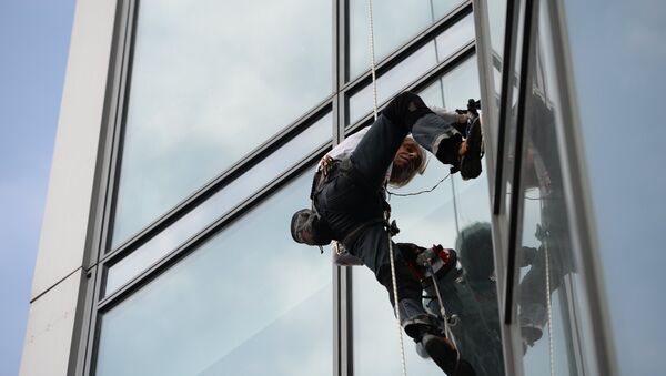 “蜘蛛人”阿蘭·羅伯特爬上了阿拉木圖的最高樓 - 俄羅斯衛星通訊社