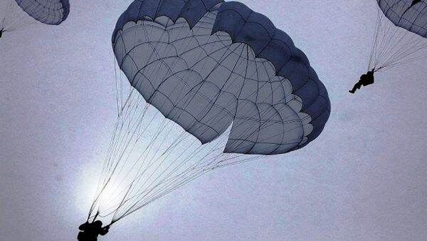 帥！俄羅斯空降兵強勢登陸北極 - 俄羅斯衛星通訊社