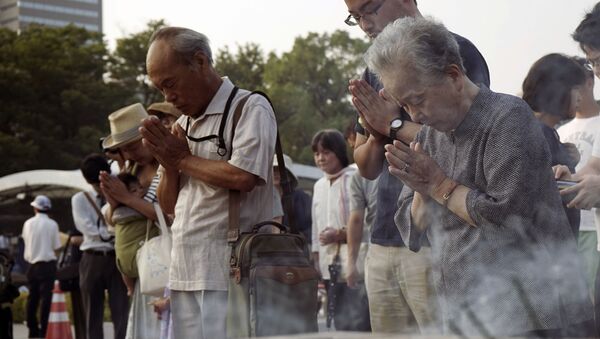 Японцы во время молитвы на церемонии памяти по случаю 70-й годовщины бомбардировки в Мемориале мира в Хиросиме - 俄罗斯卫星通讯社