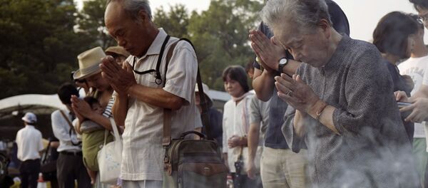 Японцы во время молитвы на церемонии памяти по случаю 70-й годовщины бомбардировки в Мемориале мира в Хиросиме - 俄罗斯卫星通讯社