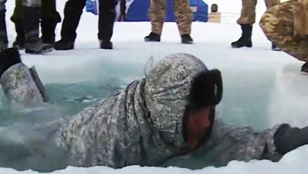 空降兵北極跳進冰窟窿 測試新型作訓服 - 俄羅斯衛星通訊社