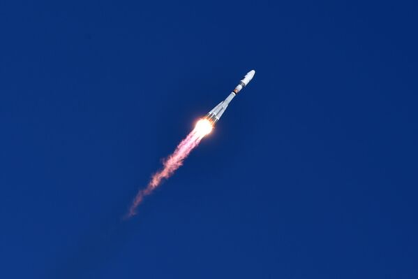 “联盟-2.1a”运载火箭搭载“罗蒙诺索夫”、“AIST-2D”、“SamSat-218”三颗俄罗斯卫星在东方航天发射场升空。 - 俄罗斯卫星通讯社
