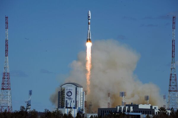 “联盟-2.1a”运载火箭搭载“罗蒙诺索夫”、“AIST-2D”、“SamSat-218”三颗俄罗斯卫星在东方航天发射场升空。 - 俄罗斯卫星通讯社