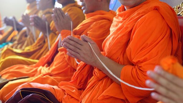 Буддийские монахи во время молитвы - 俄罗斯卫星通讯社