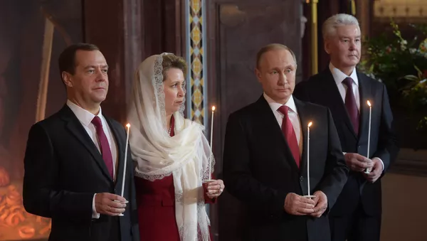 Владимир Путин и Дмитрий Медведев с супругой Светланой на праздничном пасхальном богослужении в храме Христа Спасителя - 俄羅斯衛星通訊社