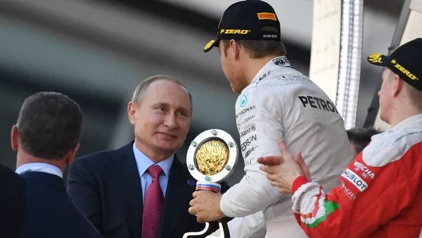 普京抵達索契汽車賽場觀看F1方程式賽車 - 俄羅斯衛星通訊社