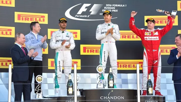 普京親自為F1俄羅斯賽段獲勝者頒獎 - 俄羅斯衛星通訊社