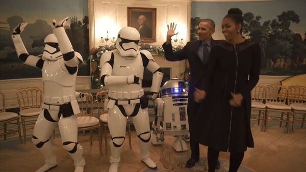 奥巴马夫妇与R2-D2机器人以及帝国风暴兵共舞 - 俄罗斯卫星通讯社