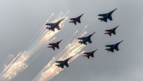 莫斯科郊外库宾卡举行“雨燕”与“俄罗斯勇士”诞生日纪念飞行秀 - 俄罗斯卫星通讯社