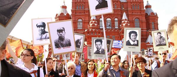 伊万诺沃国际儿童院中国毕业生在参加''不朽军团” 游行在红场2015年（资料） - 俄罗斯卫星通讯社