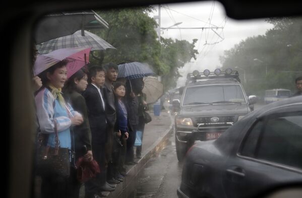 平壤市民在公共汽車站等車。 - 俄羅斯衛星通訊社