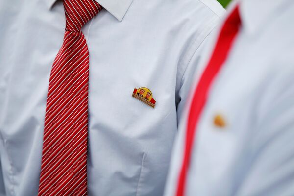 佩戴朝鮮前領導人金日成和金正日紀念章的中學生 - 俄羅斯衛星通訊社