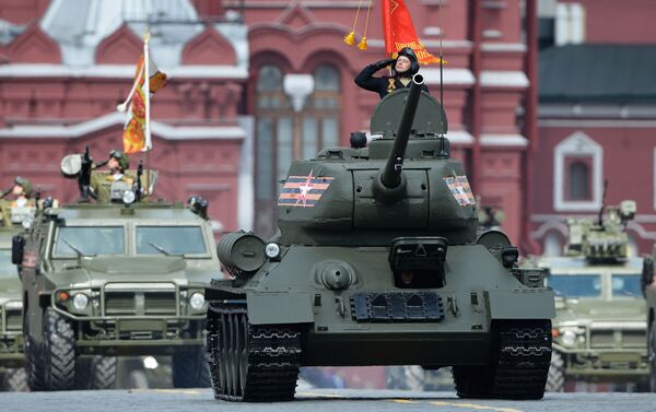 莫斯科阅兵主彩排时的Т-34-85坦克（画面最近处） - 俄罗斯卫星通讯社