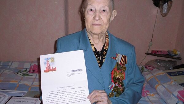 莫斯科华妇联代表登门慰问二战老兵达玛拉 - 俄罗斯卫星通讯社