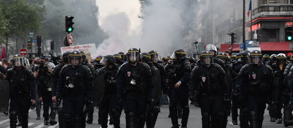 巴黎警方再次使用催泪瓦斯驱散示威者 巴黎警方再次使用催泪瓦斯驱散示威者 - 俄罗斯卫星通讯社