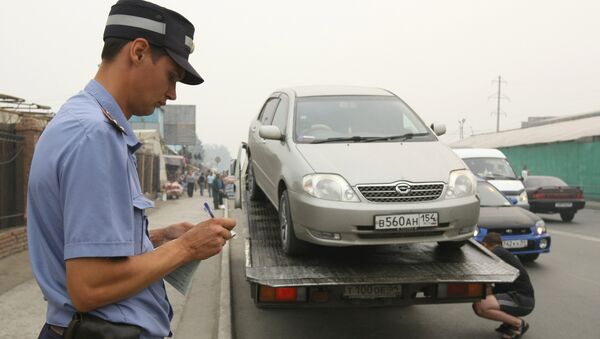梁赞交警巡逻员截停一辆由一年级小学生驾驶的进口汽车 - 俄罗斯卫星通讯社