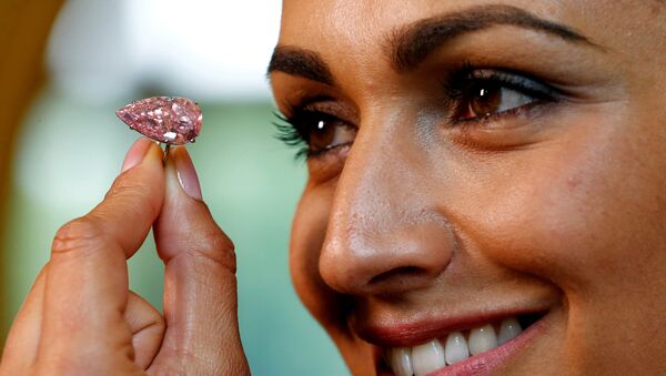 最大粉鑽在日內瓦拍出 售價打破記錄 - 俄羅斯衛星通訊社