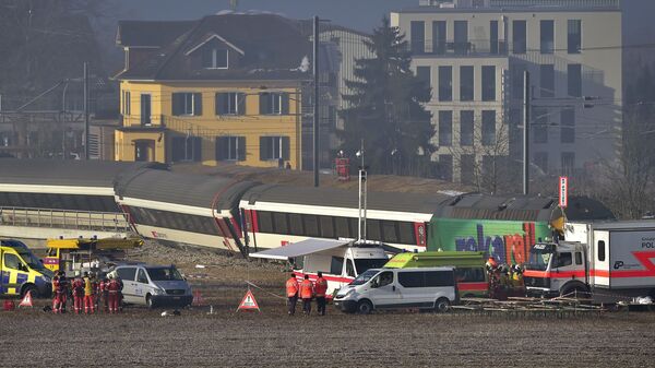 瑞士火车与巴士在铁路道口相撞致17人受伤 - 俄罗斯卫星通讯社