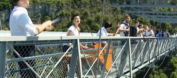 俄音樂家登世上最長懸索橋 激情演奏《卡林卡》 - 俄羅斯衛星通訊社