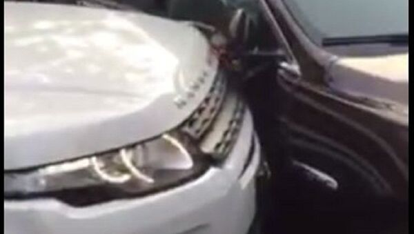 女司機開路虎猛撞捷豹 - 俄羅斯衛星通訊社