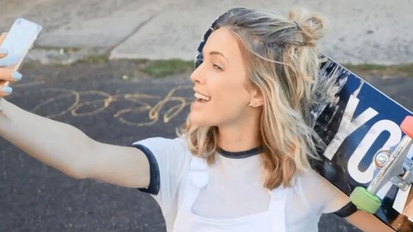 一段諷刺自拍愛好者的視頻走紅網絡 - 俄羅斯衛星通訊社