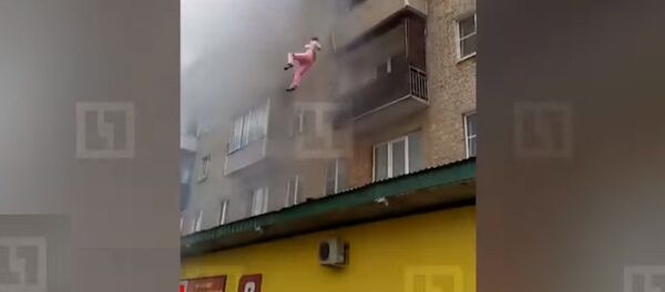 楼房失火 一家人跳窗逃生 - 俄罗斯卫星通讯社
