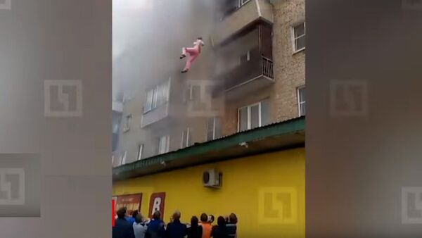 樓房失火 一家人跳窗逃生 - 俄羅斯衛星通訊社