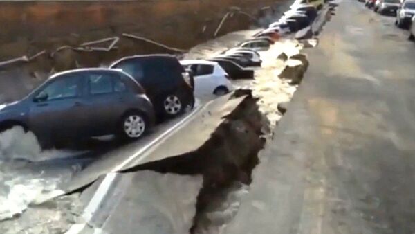 佛羅倫薩堤岸塌陷 停靠車輛被吞 - 俄羅斯衛星通訊社