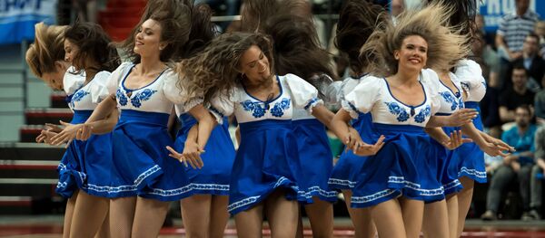 泽尼特队（圣彼得堡）和unics队（喀山）拉拉队在篮球统一联赛二分之一比赛中 - 俄罗斯卫星通讯社