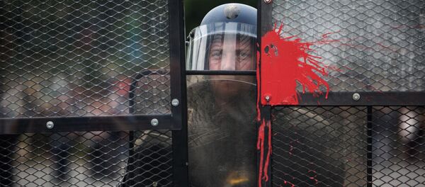 Полицейский стоит в оцеплении во время акции протеста профсоюзов в Париже - 俄罗斯卫星通讯社