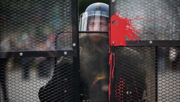 Полицейский стоит в оцеплении во время акции протеста профсоюзов в Париже - 俄罗斯卫星通讯社