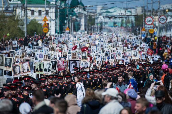 鄂木斯克纪念卫国战争胜利71周年的“不朽军团”游行参加者们 - 俄罗斯卫星通讯社