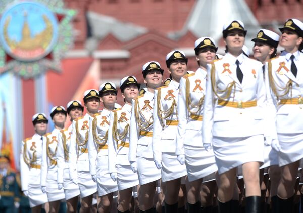 俄罗斯联邦国防部军事大学女兵混合受阅队伍在纪念卫国战争胜利 71 周年红场阅兵式上。 - 俄罗斯卫星通讯社
