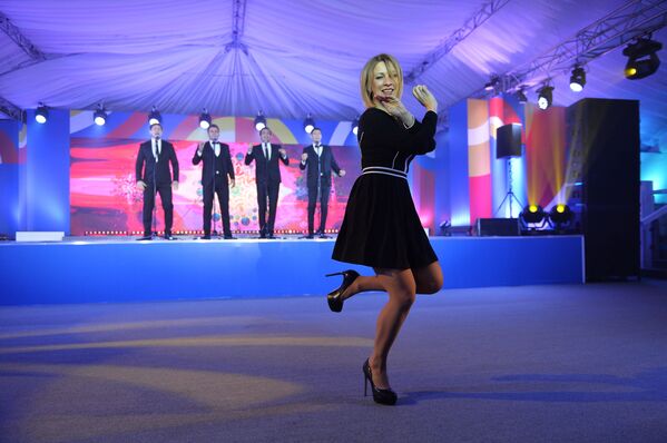 俄罗斯外交部发言人玛丽亚·扎哈罗娃在索契进行的卡林卡舞蹈表演上。 - 俄罗斯卫星通讯社