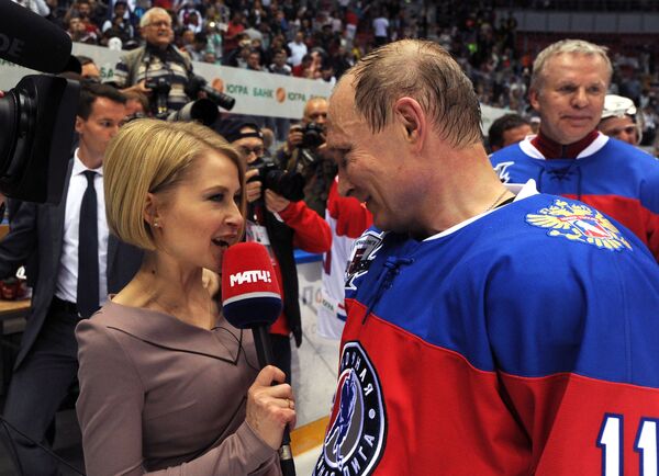 俄罗斯总统普京在索契大冰宫举行的“夜间冰球联赛明星队”与夜间冰球联赛参赛队冰球夜间联赛大赛结束后回答记者提问。 - 俄罗斯卫星通讯社