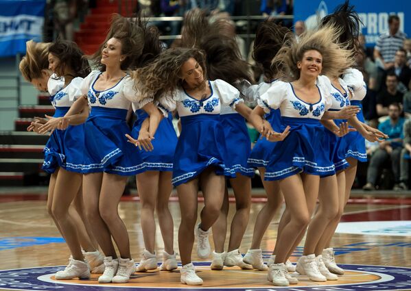 泽尼特队（圣彼得堡）和unics队（喀山）拉拉队在篮球统一联赛二分之一比赛中 - 俄罗斯卫星通讯社